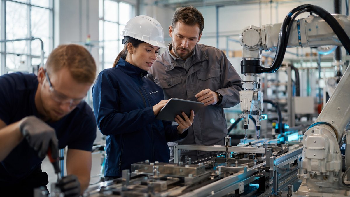 Luz explains AI trends in manufacturing with charts comparing automation and manual optimization