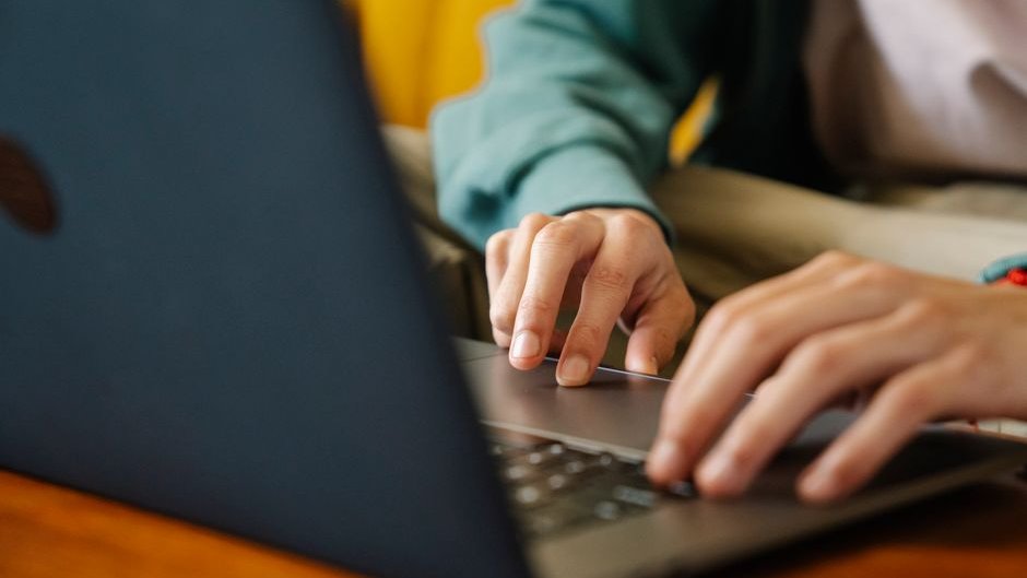 A graph shows over 40% of longform LinkedIn posts are AI-generated, highlighting the rise of AI content on the platform