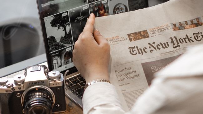 A chart shows common misconceptions about AI-generated fake news and its real impact on journalism practices