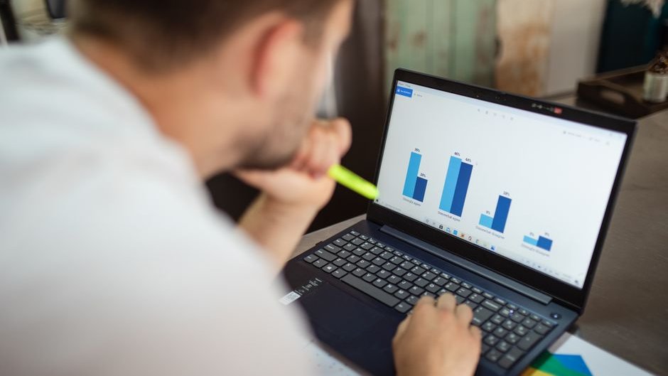 A cluttered screen shows multiple incomplete charts and error messages as someone struggles to manually create visualizations using an AI visualization language