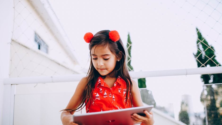A child looking confused as a real-time AI tutor pauses for two seconds during a lesson