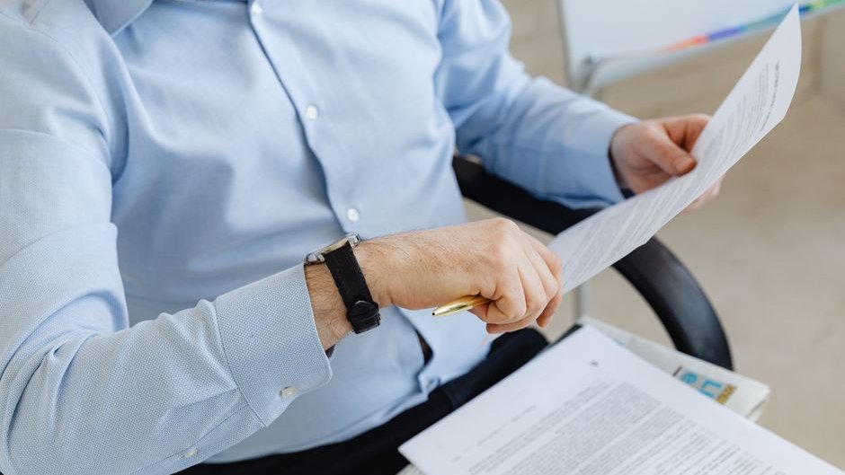 Editor reviewing flagged AI text on a computer screen for AI;DR quality control