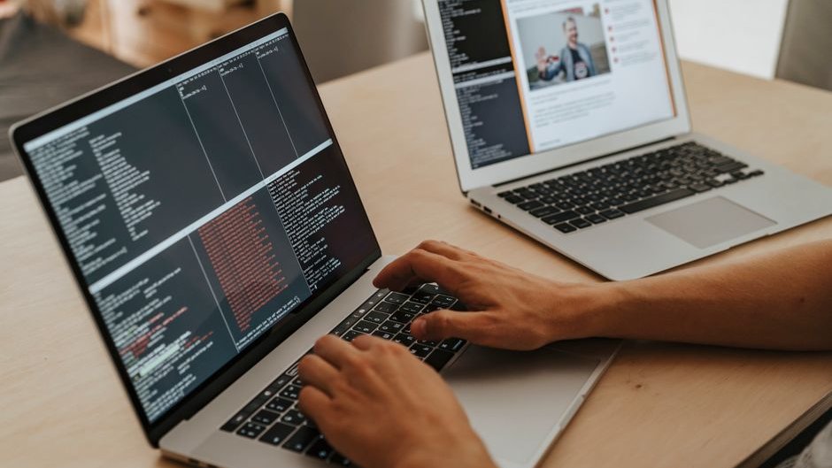 An engineer analyzes a stack maintainability dashboard on a laptop for AI software engineering